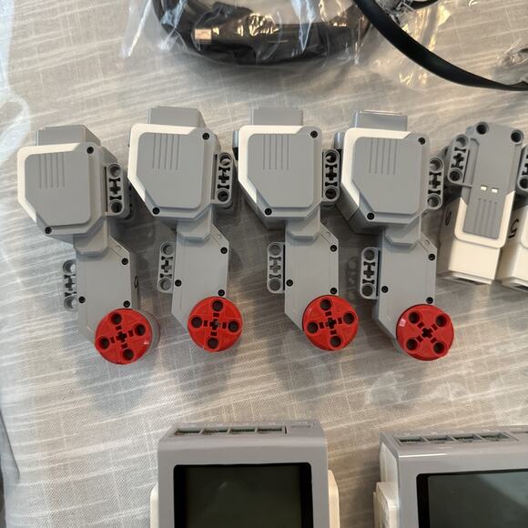 Lego Mindstorms EV3 Intelligent Brick w/ Cords, Wheels, & Misc Parts, Manual - Picture 3 of 13
